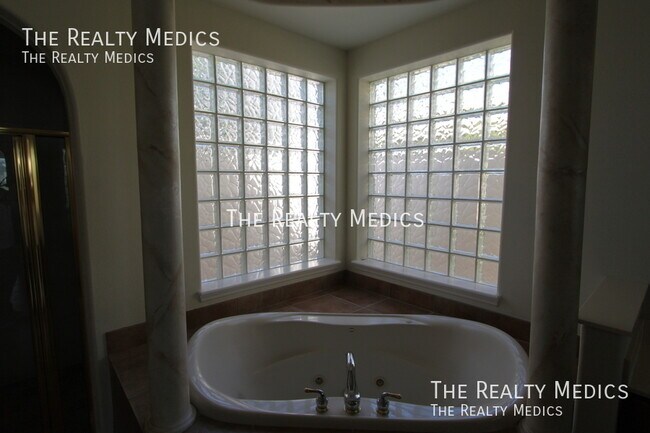 Building Photo - 2521 Roat Dr