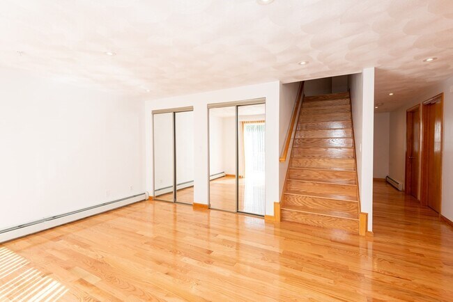 Building Photo - 19 Rosewood Dr