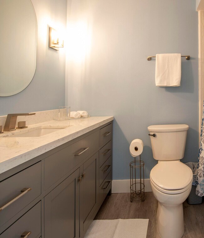 Building Photo - 4501 Fairway Dr N