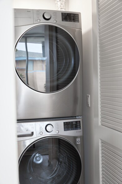 Building Photo - 2929 S La Brea Ave