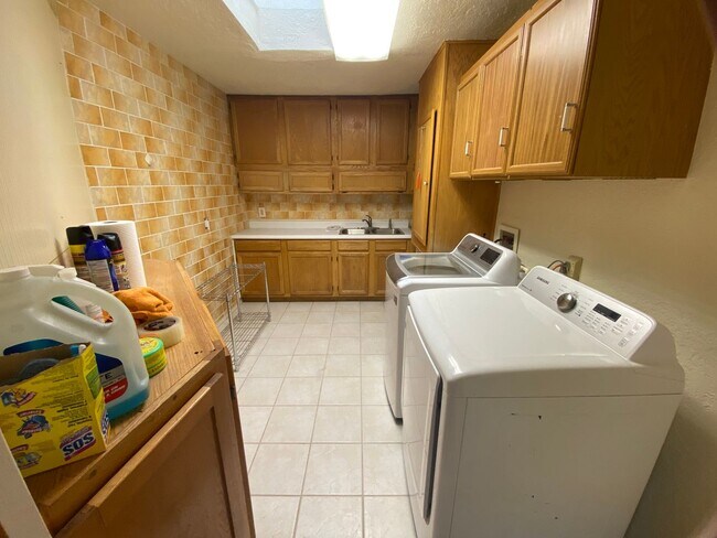 Building Photo - Beautiful 3 Bedroom Home in NE Albuquerque