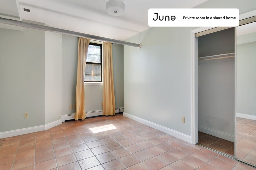 Building Photo - Private bedroom in 5 bed/3 bath Home