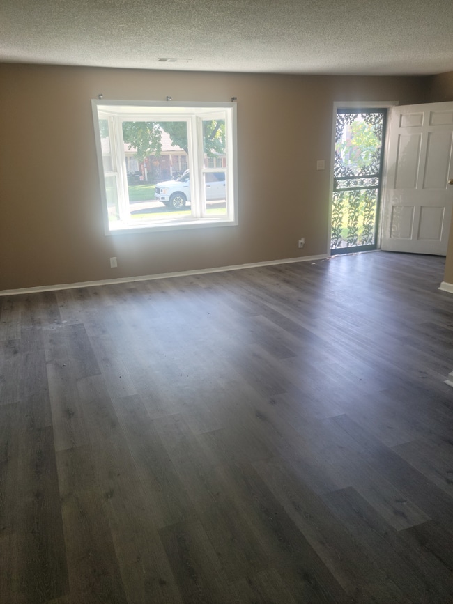 Building Photo - "Charming 3-Bed Home with Granite Elegance...