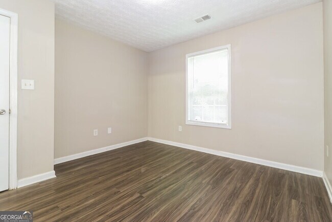 Building Photo - 1000 Weatherwood Pl NE