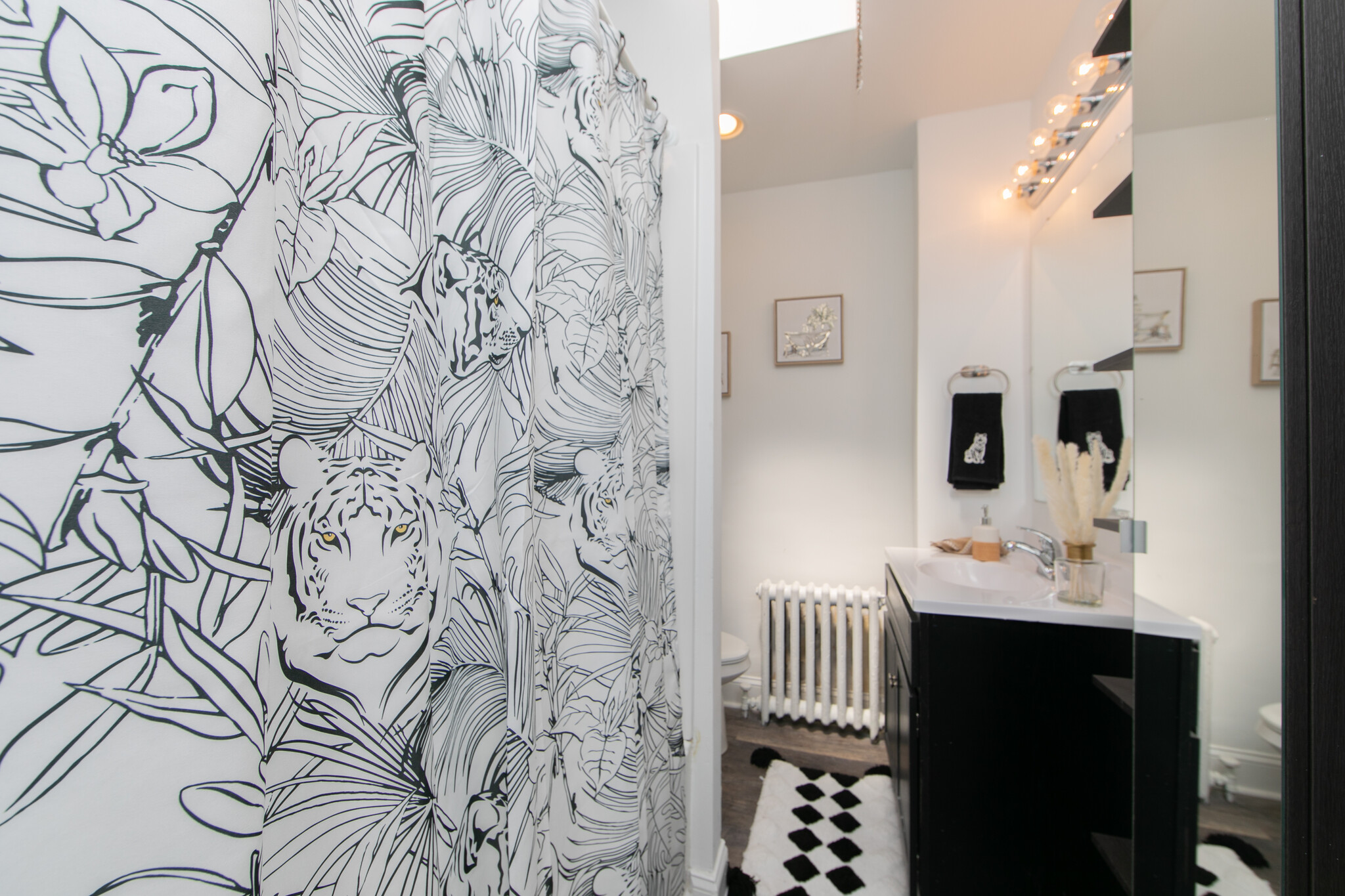 2nd floor full bath - 2452 E Lehigh Ave