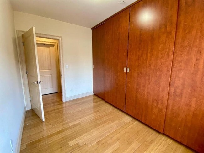 Building Photo - 1689 E 21st St