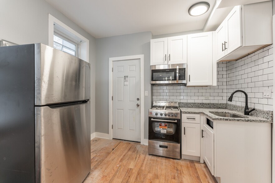 Building Photo - 1622 W Beach Ave