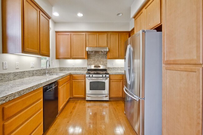 Building Photo - Excellent 4 Bed 2.5 Bath Town Home!