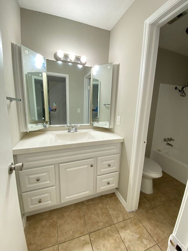 Building Photo - Large 1 BED 1 BATH
