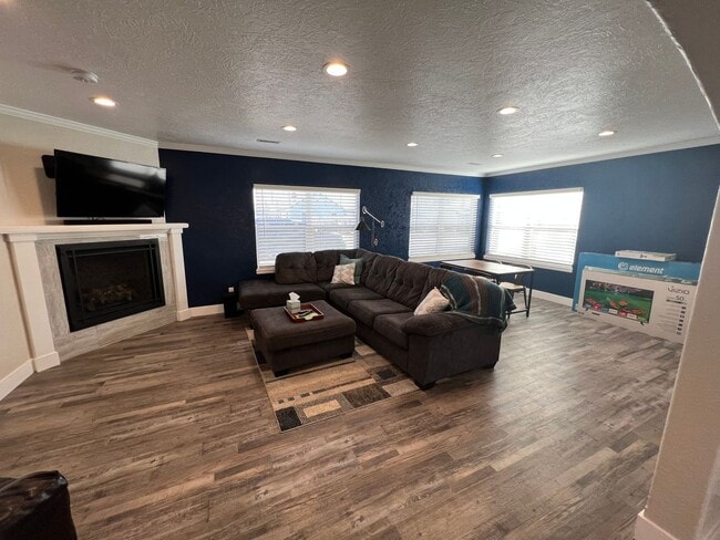 Building Photo - Beautiful newly remodeled home