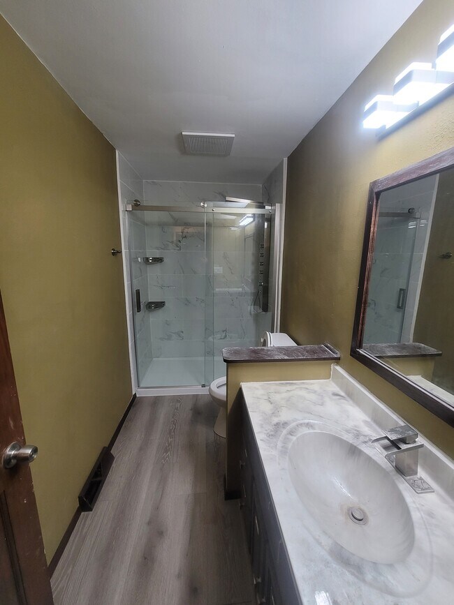 Building Photo - 1213 E Airport Rd