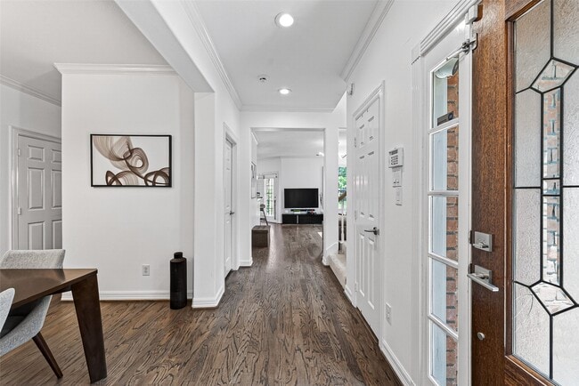 Building Photo - 1015 Enclave Square S