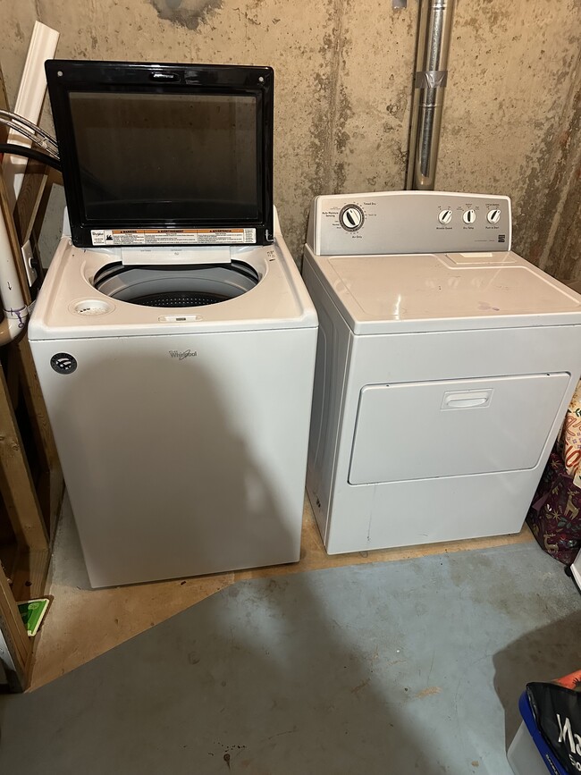 In unit washer and dryer - 4275 Elmhurst Ln