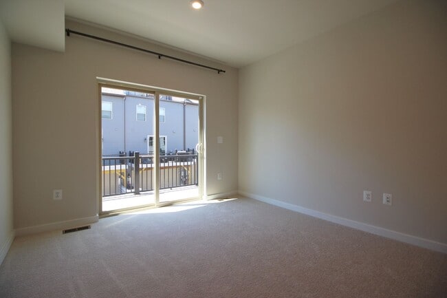 Building Photo - Well-located 2-bedroom