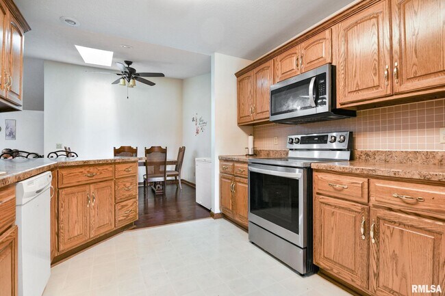 Building Photo - 2605 Montega Dr