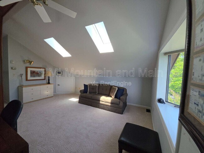 Building Photo - 1403 Fleetwood Plaza