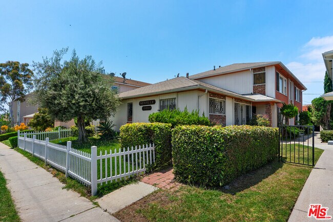 Primary Photo - 831 Austin Ave