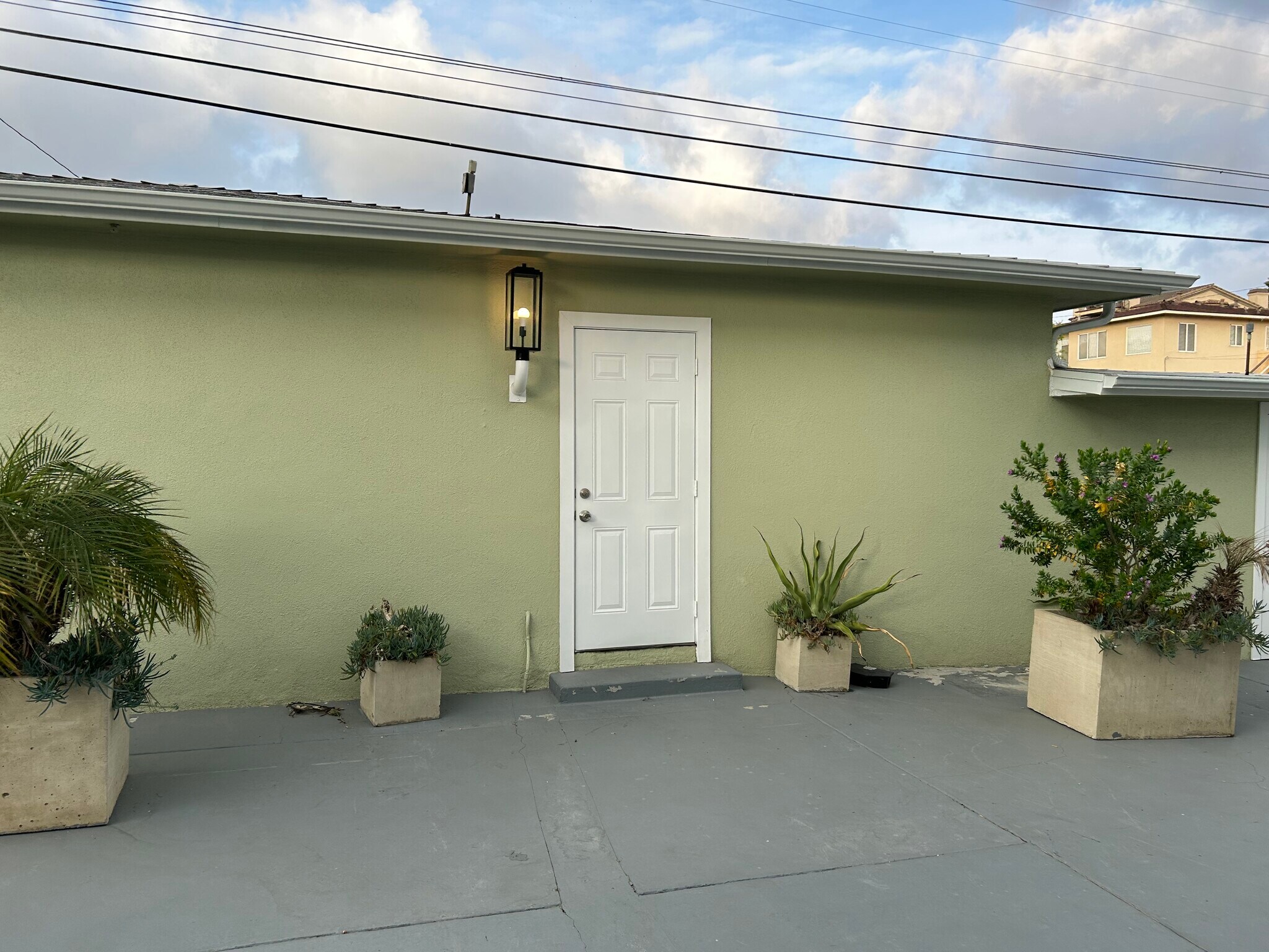 2 car garage courtyard entrance - 5727 S Corning Ave