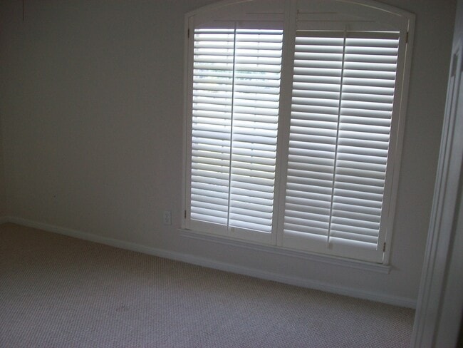 Building Photo - 601 Llama Tr