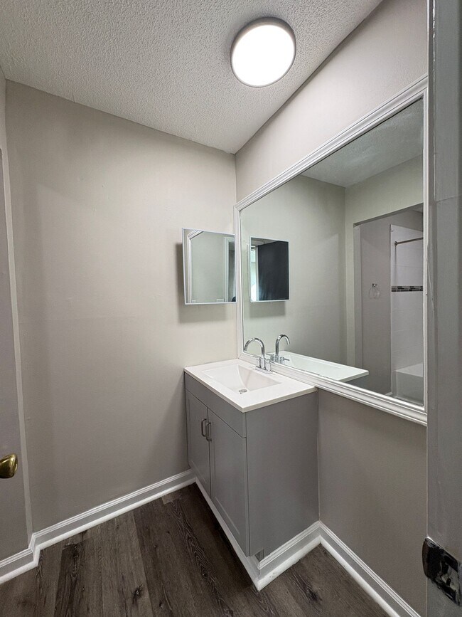 Building Photo - Remington On Rockville Living