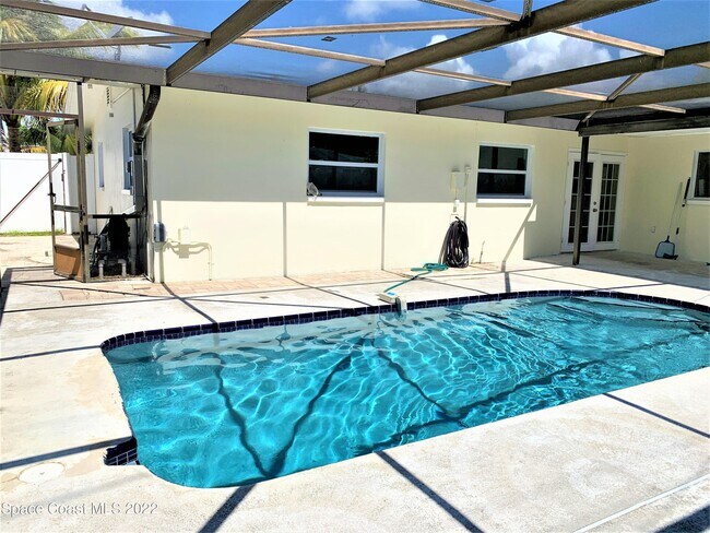 Building Photo - 810 1st St