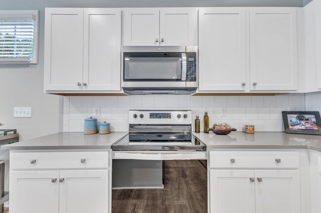 Building Photo - 3/3.5 NC State Townhome Near Centennial Campus