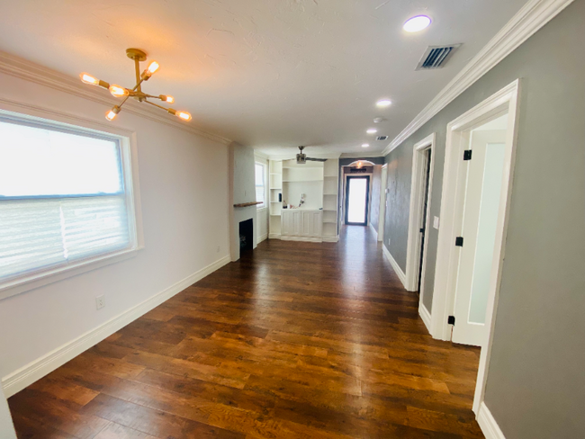 Building Photo - 828 SW 43rd Ave