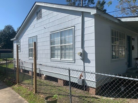 Building Photo - 618 Chopin St