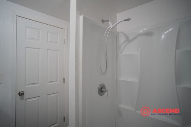 Building Photo - Cozy Studio !!!!