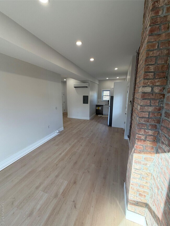 Building Photo - 554 Main St