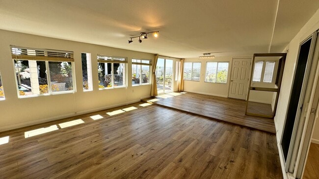 Building Photo - Spacious Home overlooking Daimond Bar hills