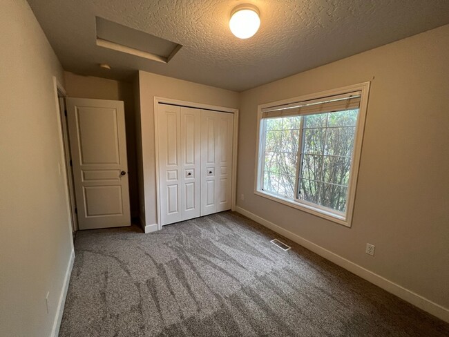 Building Photo - Revamped 4bed 2bath South Boise