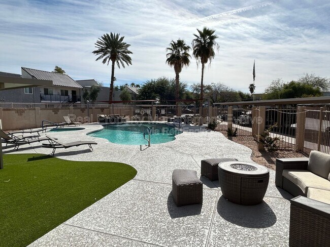 Building Photo - 920 E Devonshire Ave