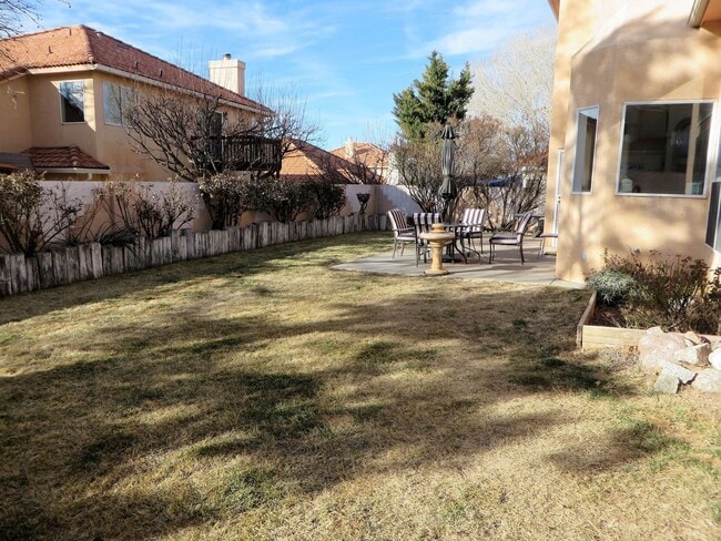 Building Photo - Beautiful 3 bedroom 2 bathroom home.