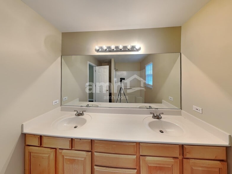 Building Photo - 1844 Courtwright Dr