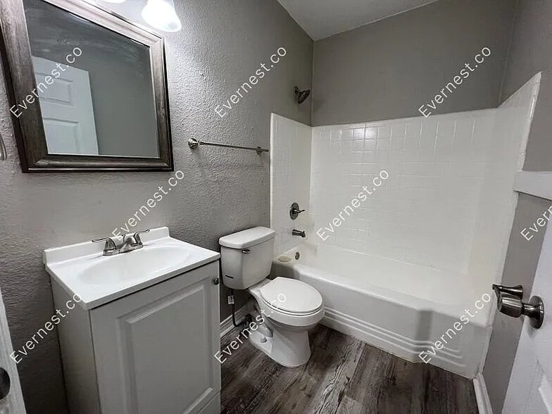 Building Photo - 1418 Division St