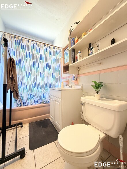 Building Photo - 160 Strathmore Rd