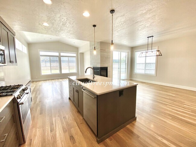 Building Photo - BEAUTIFUL 4 bed 2 1/2 Bath Located in Cent...