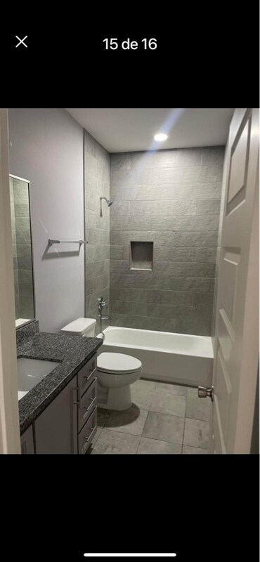 Building Photo - 1008 E la Cantera Ave