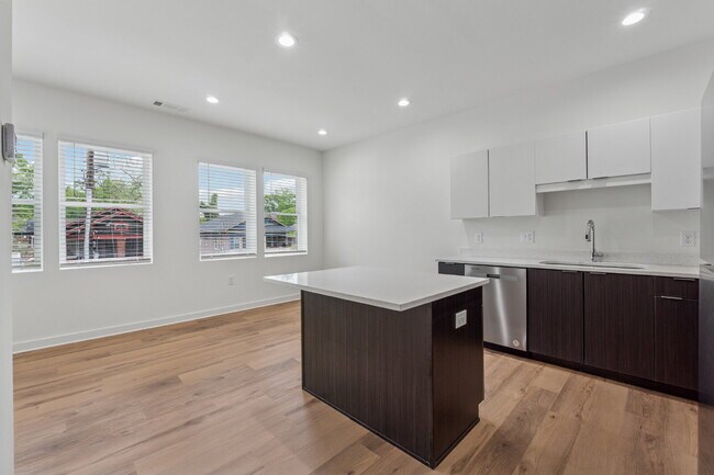 Building Photo - Come check out the West End Flats!