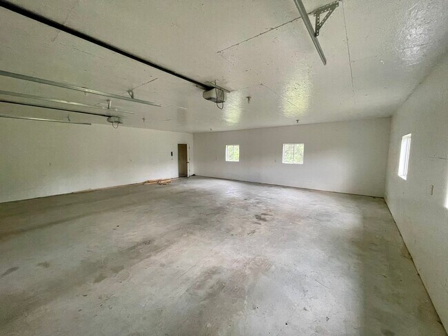 Building Photo - 529 NE 851st Rd