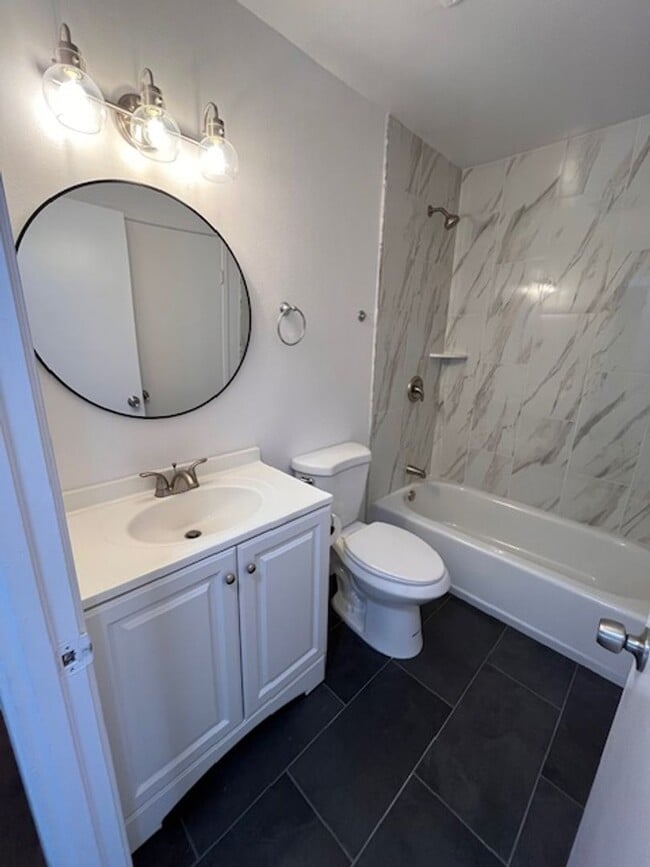 Building Photo - 3 bed 1.5 bath 2 story condo in Park Place...