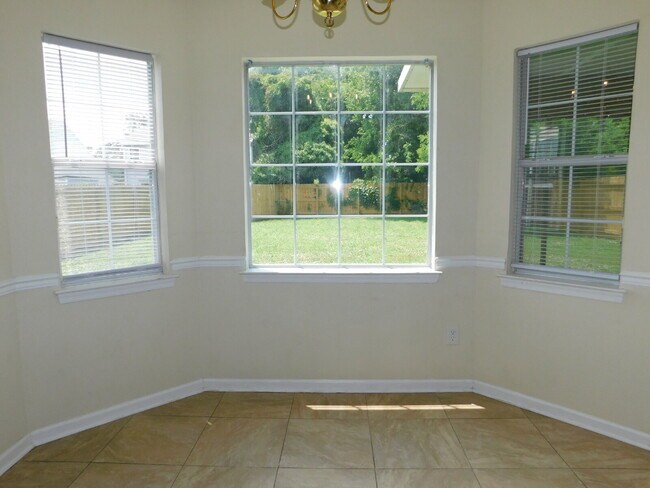 Building Photo - "Spacious 4-Bedroom Gem on Hughart Street with 2.5 Bathrooms and 2108 Sq. Ft. of Comfort!"
