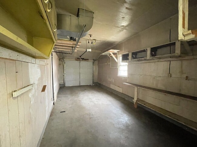 Building Photo - Spacious 2-Bed 1-Bath House