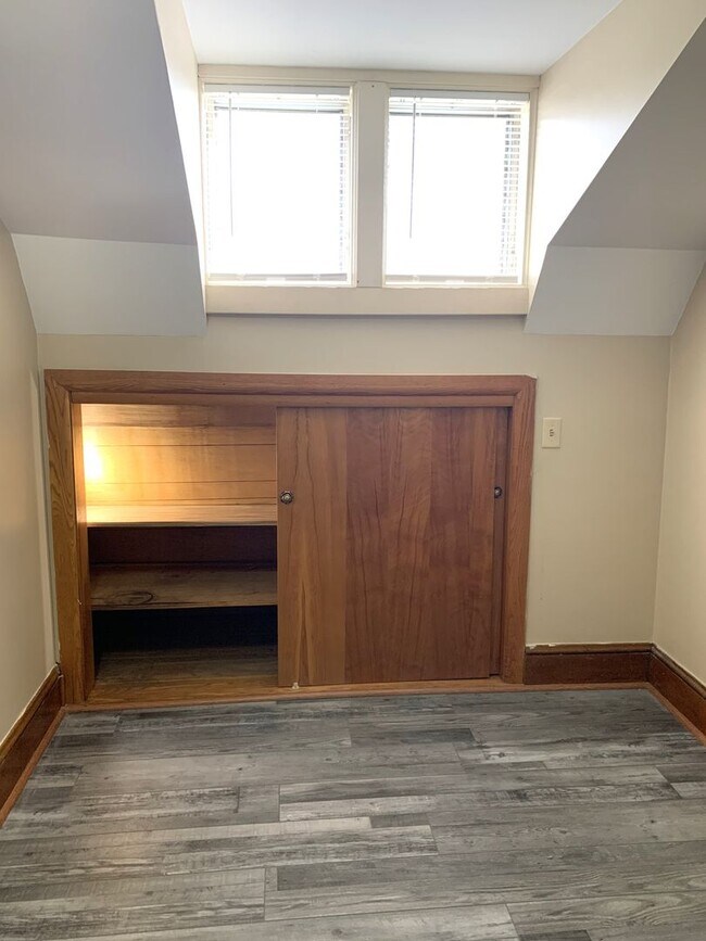 Building Photo - Charming single-family home just a short w...