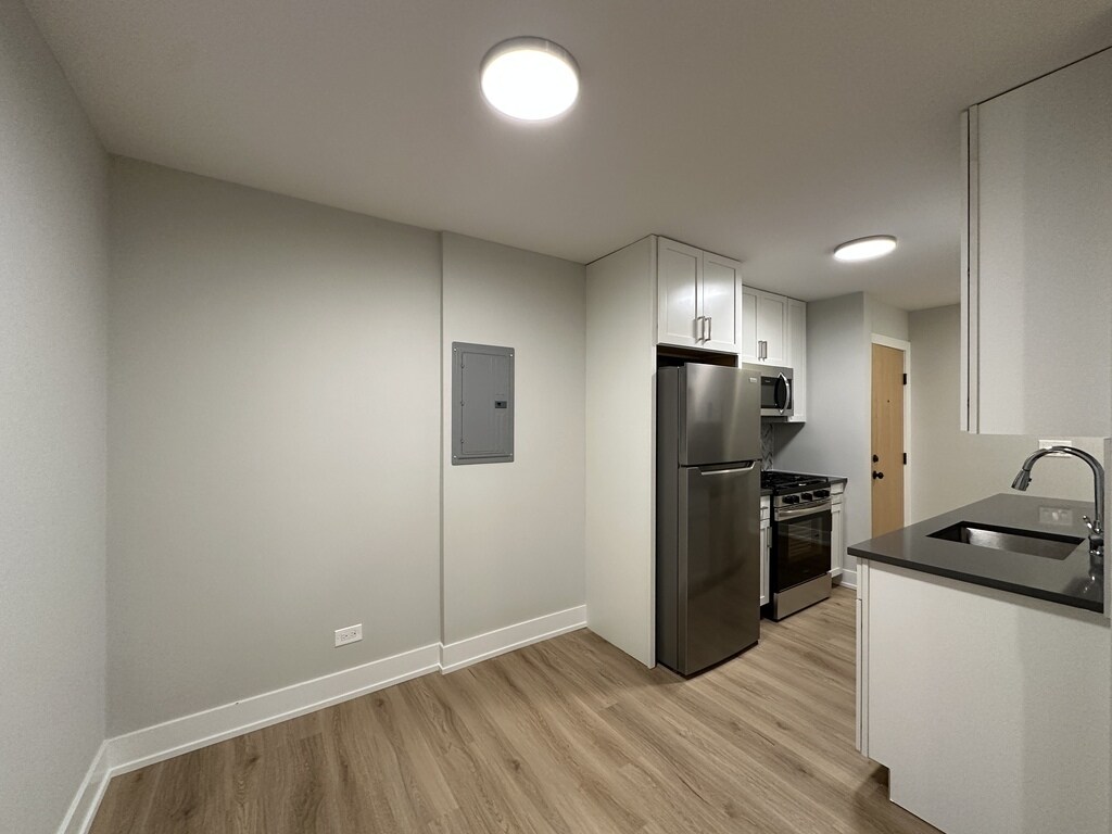 Building Photo - 535 W Aldine Ave