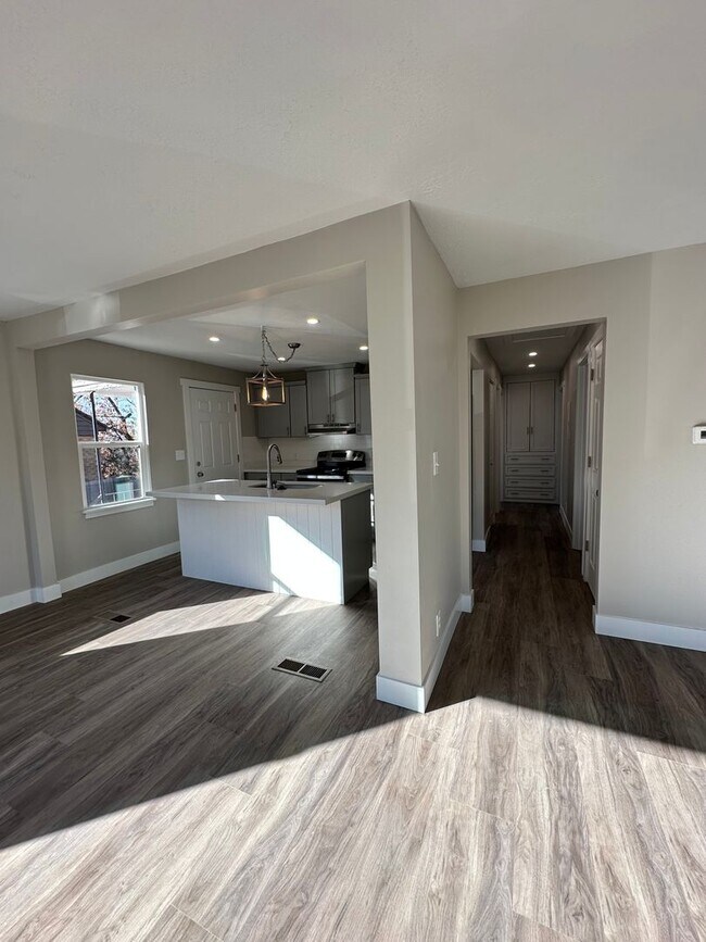 Building Photo - Darling remodeled 5 bedroom 2 bathroom home in the heart of Ogden
