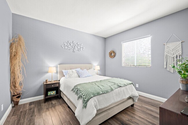 Building Photo - Gorgeous Eastlake Townhome!