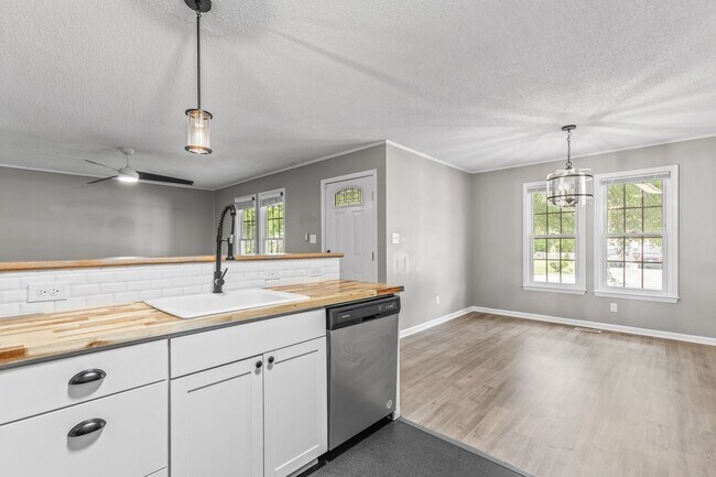 Building Photo - Cottage Charm Near Piney Green