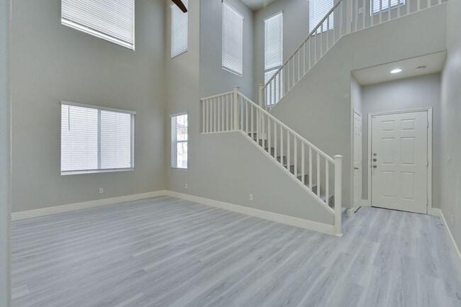 Building Photo - NW!!! 4 bedrooms!!! Pool and Spa!!! All ti...
